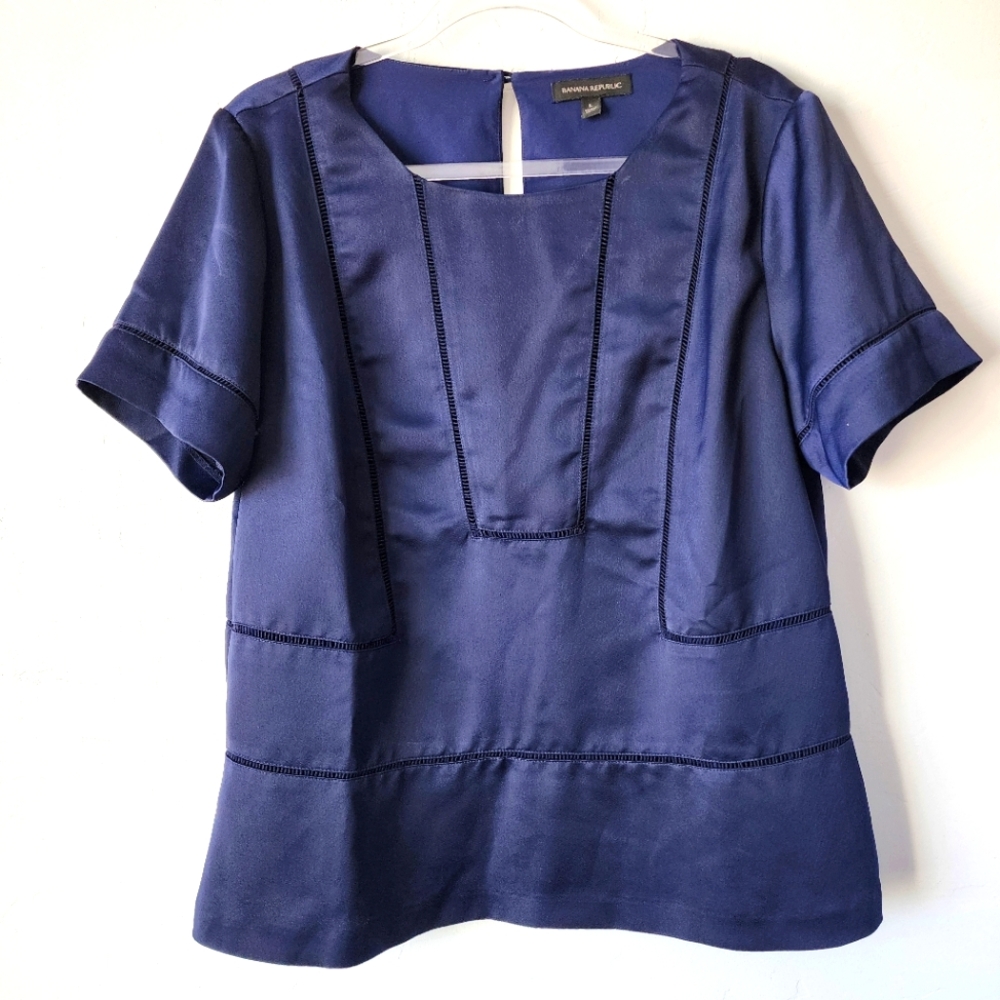 Banana republic women short sleeve blouse top size Large navy blue lined.